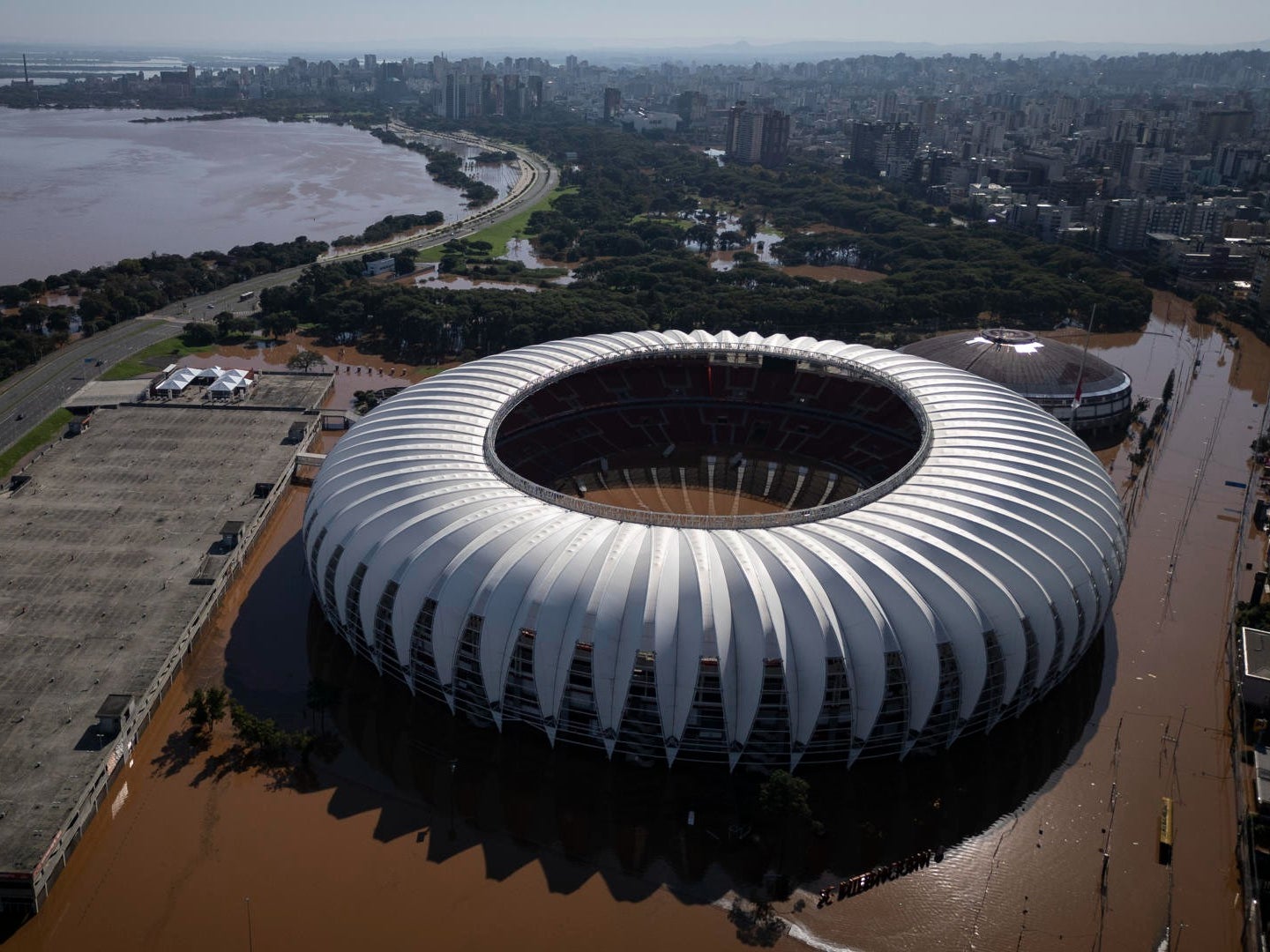 Un dron grabó imágenes de cancha que albergó la Copa América 2019 sumergida bajo el agua por inundaciones en Brasil | NTN24.COM