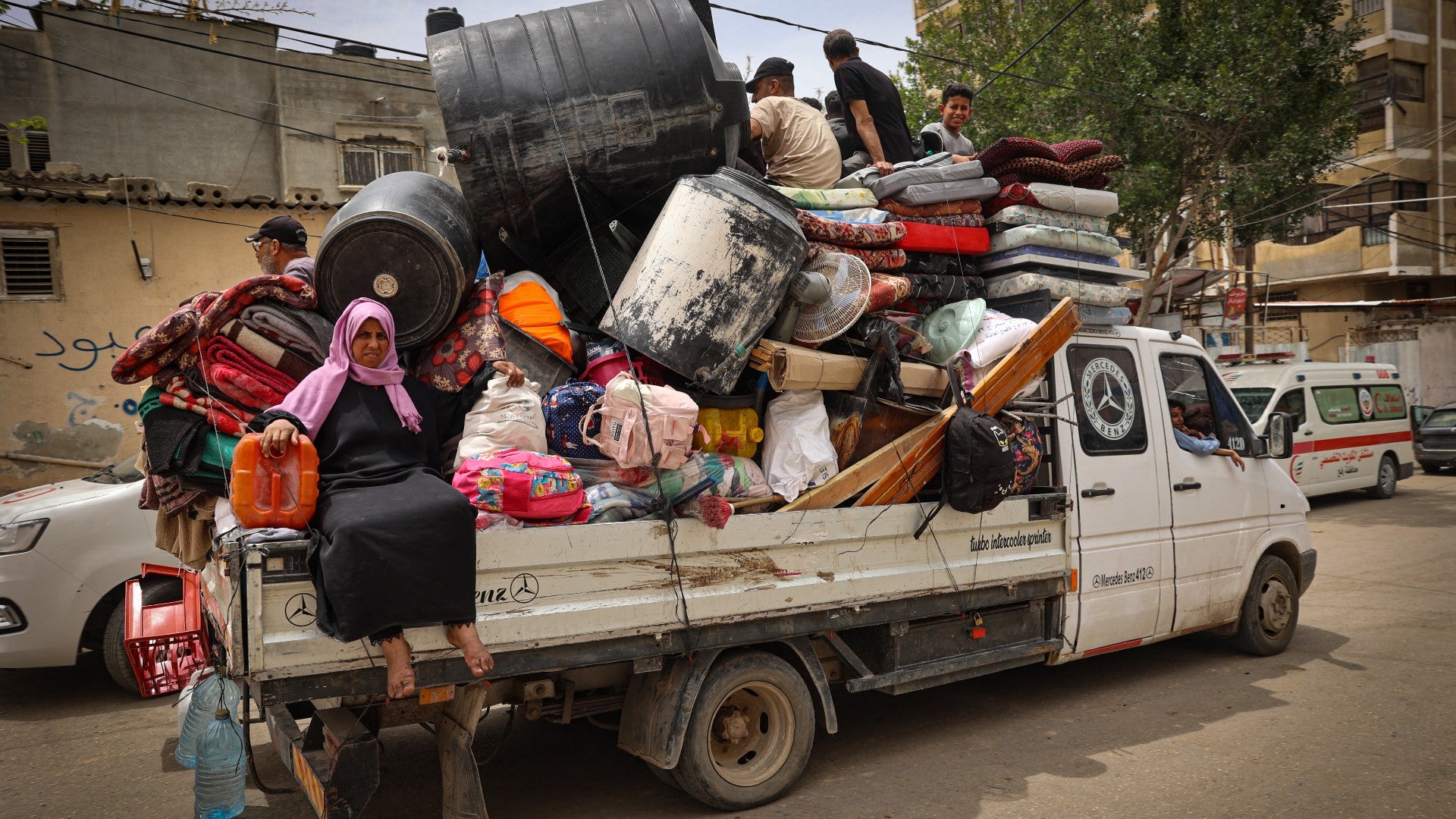Desplazamiento de personas en Rafah (AFP)