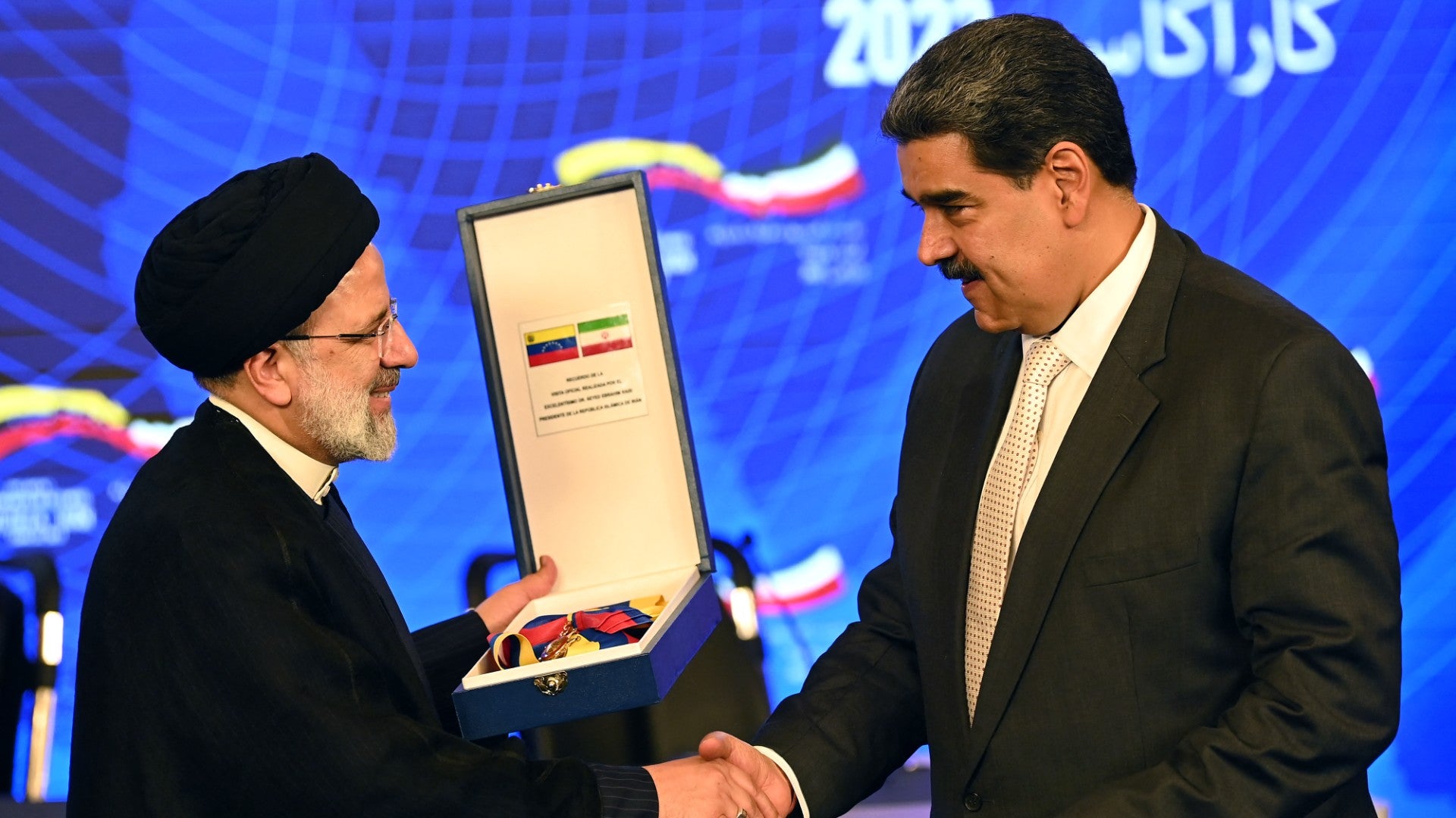 Ebrahim Raisi y Nicolás Maduro (AFP)