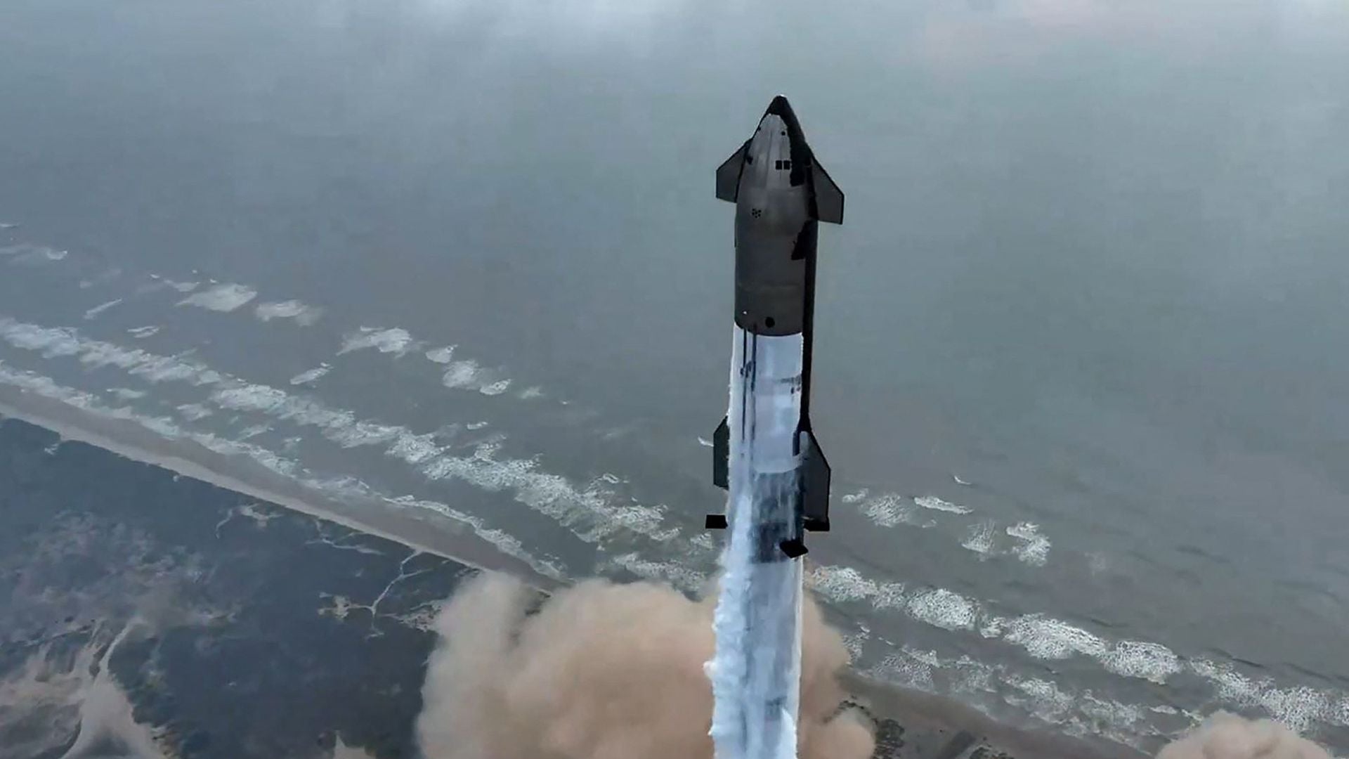 SpaceX lanza su poderoso cohete Starship que busca expandir el turismo espacial - Foto AFP