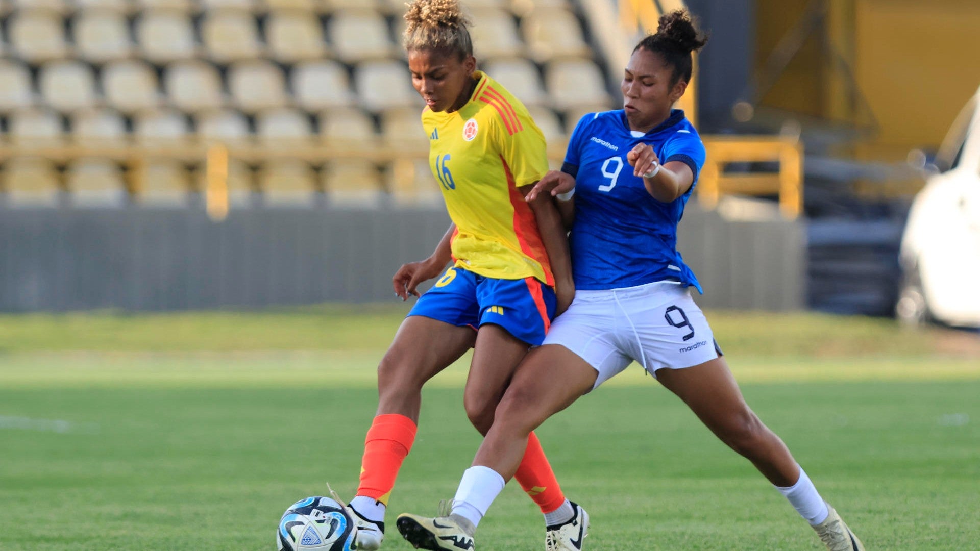 La jugadora colombiana Jorelyn Carabalí (izquierda) disputa un balón con una rival ecuatoriana en un partido preparatorio para París 2024. (EFE) La jugadora colombiana Jorelyn Carabalí (izquierda) disputa un balón con una rival ecuatoriana en un partido preparatorio para París 2024. (EFE)