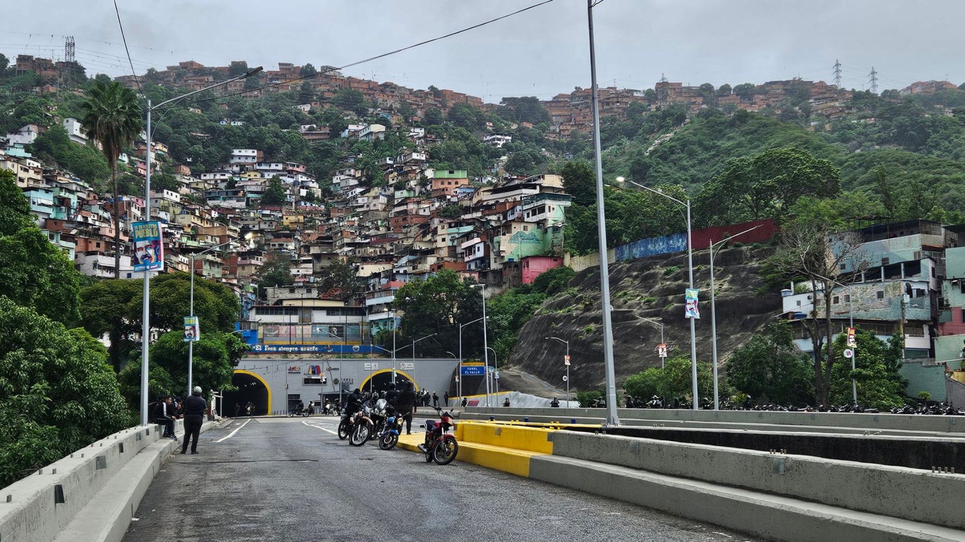 Tensión en vías de Caracas que han sido bloqueadas por ciudadanos que gritan "fraude"