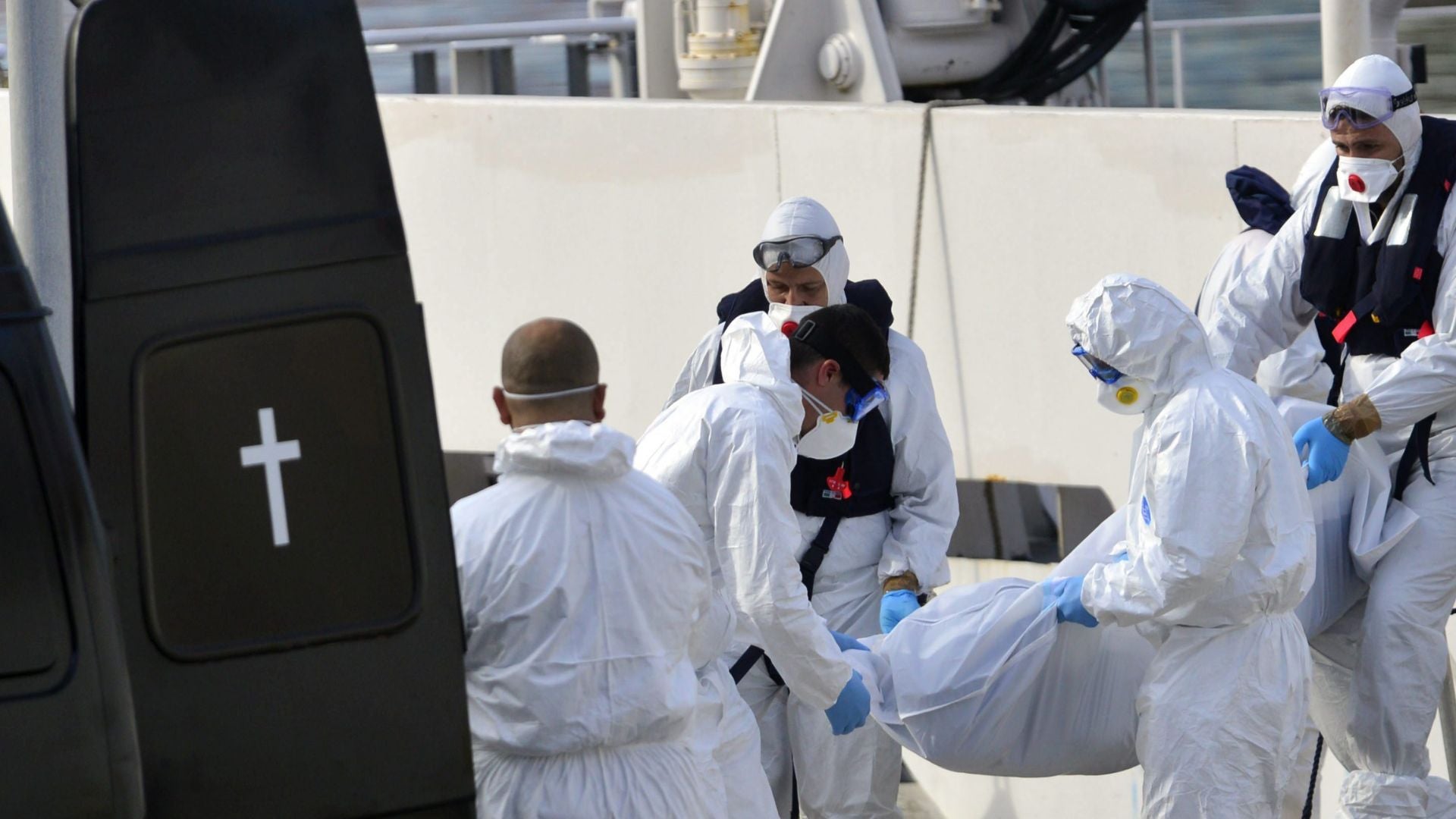 Miembros de la Guardia Costera italiana desembarcan un cuerpo sin vida - Foto de referencia: EFE