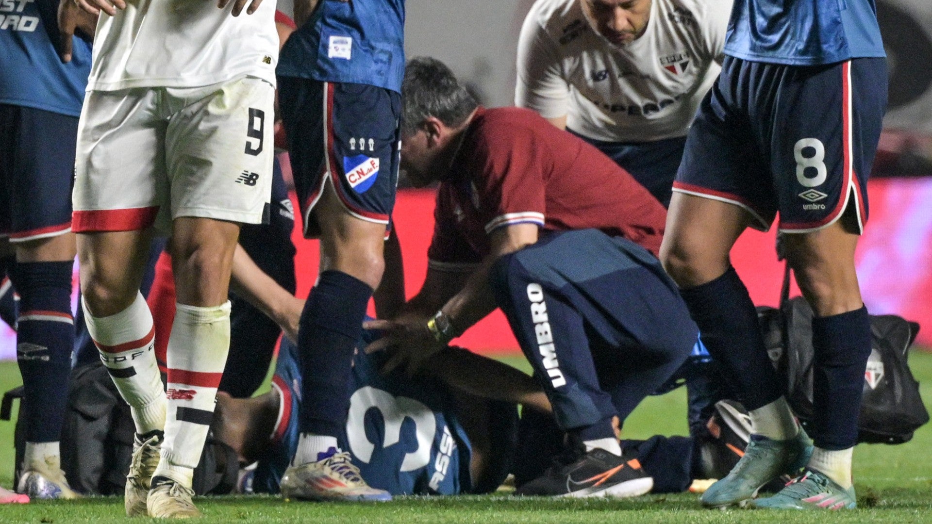 Futbolistas en un partido de Copa Libertadores (AFP) Futbolistas en un partido de Copa Libertadores (AFP)
