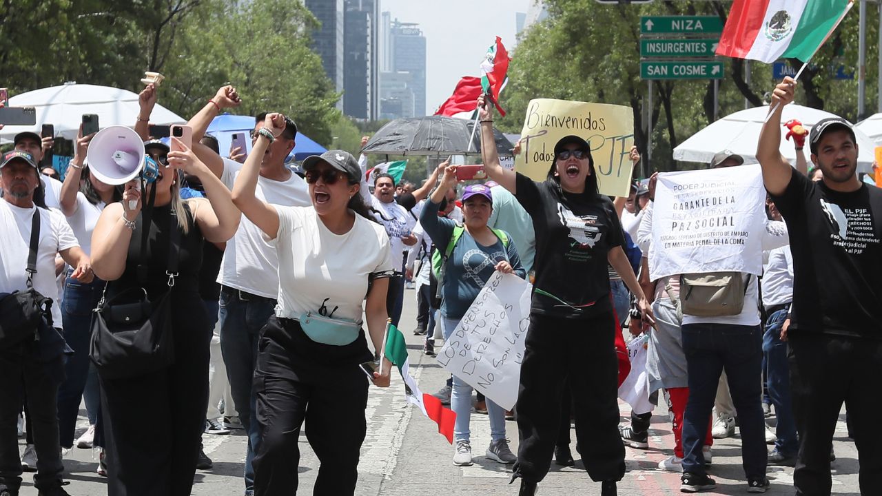 Trabajadores del poder judicial participan en una protesta al exterior de la Cámara de Senadores en la Ciudad de México - Foto de referencia: EFE