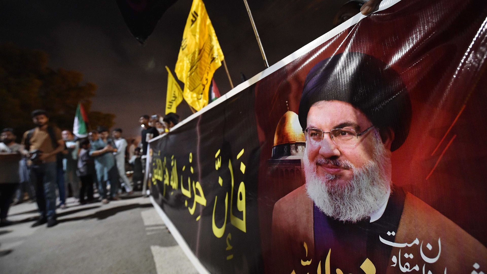 Manifestantes gritan consignas durante una protesta contra Israel tras la muerte del líder de Hezbolá, Hassan Nasrallah, en Karachi (Pakistán)-Foto: EFE