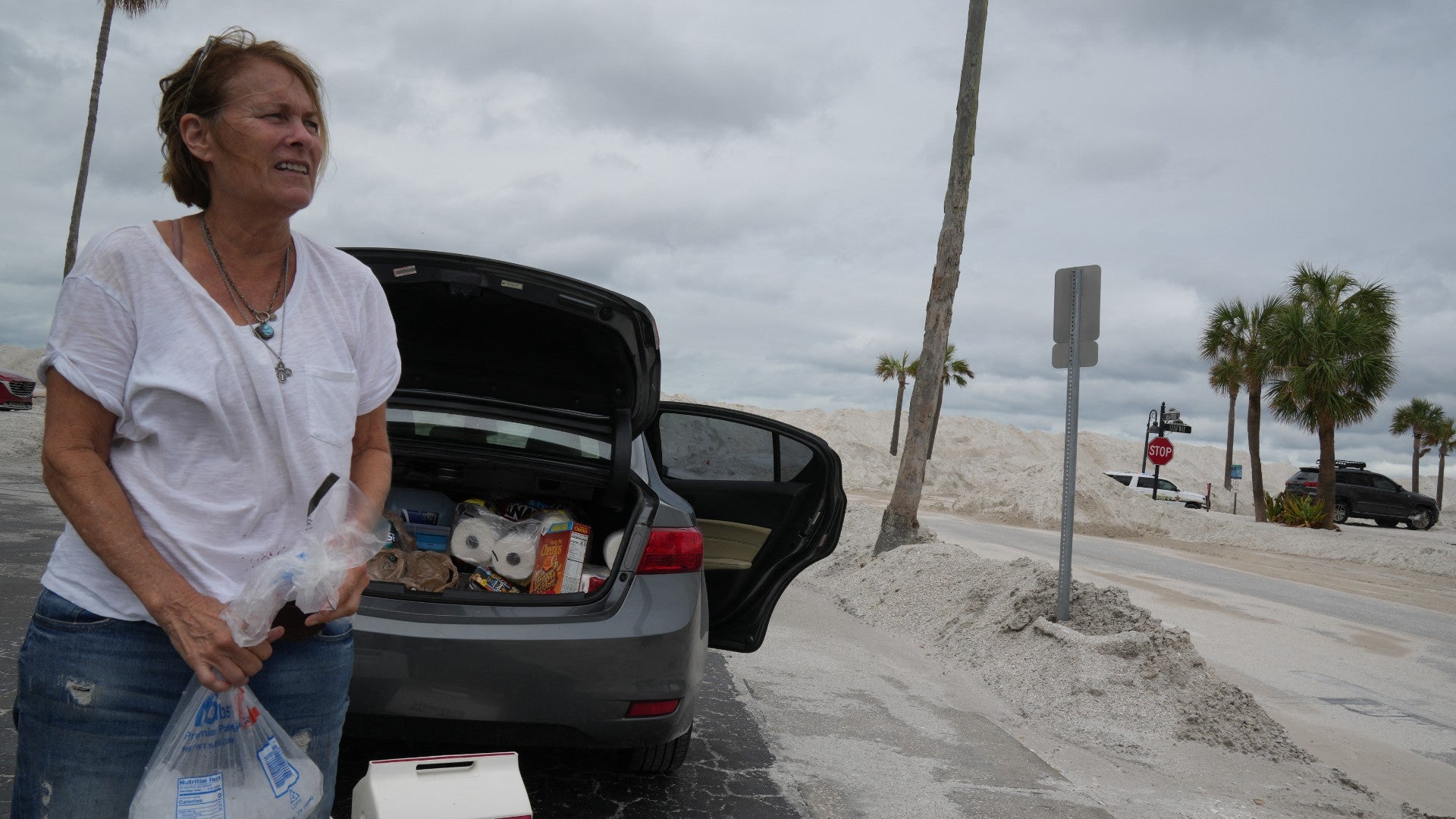 Una mujer se prepara para el impacto de Milton. (AFP) Una mujer se prepara para el impacto de Milton. (AFP)
