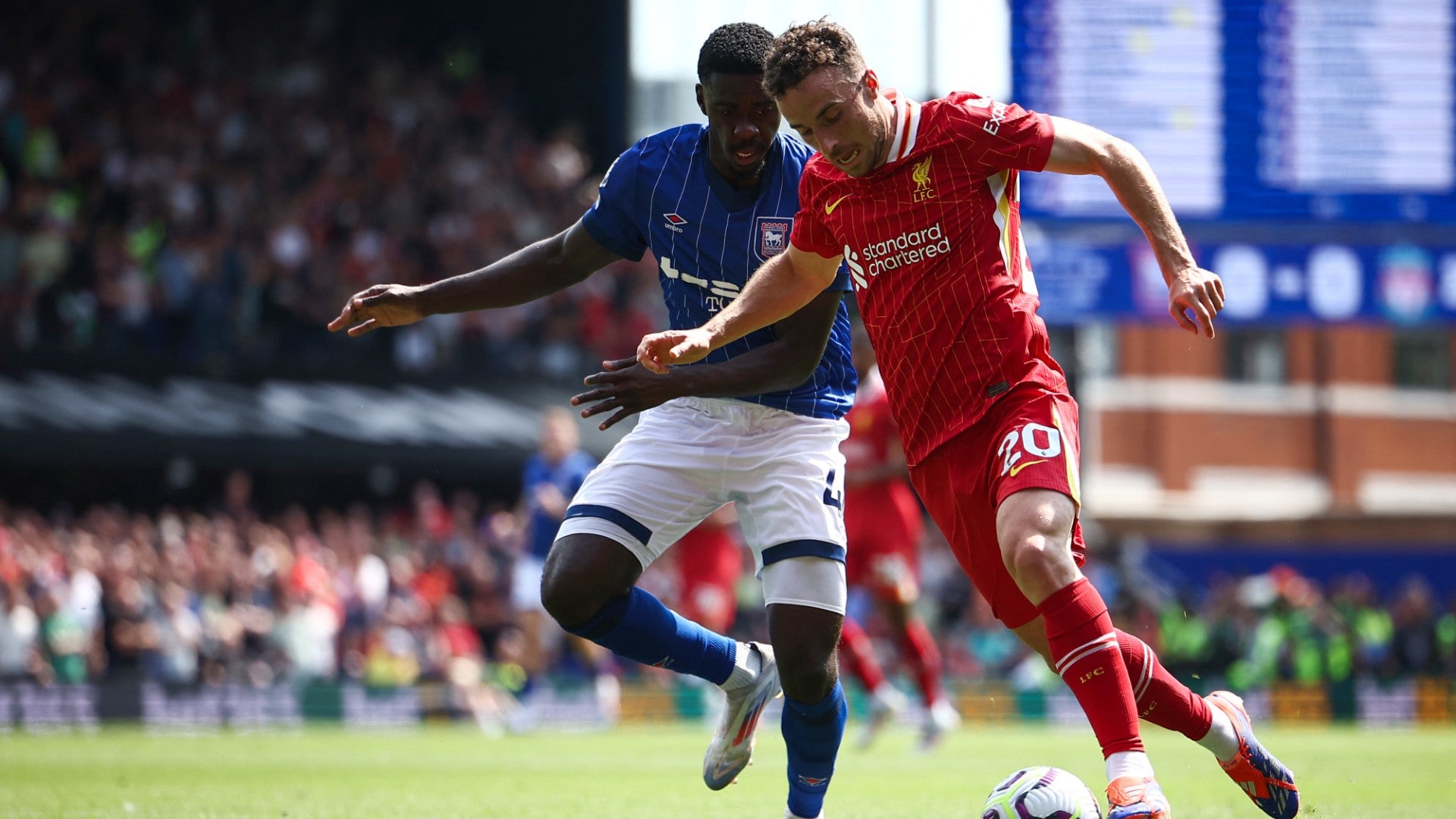 Diogo Jota peleando un balón con Axel Tuanzebe | Foto: AFP