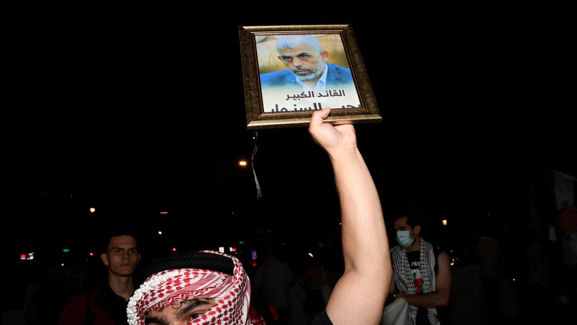 Manifestante sostiene retrato de Sinwar. (AFP)