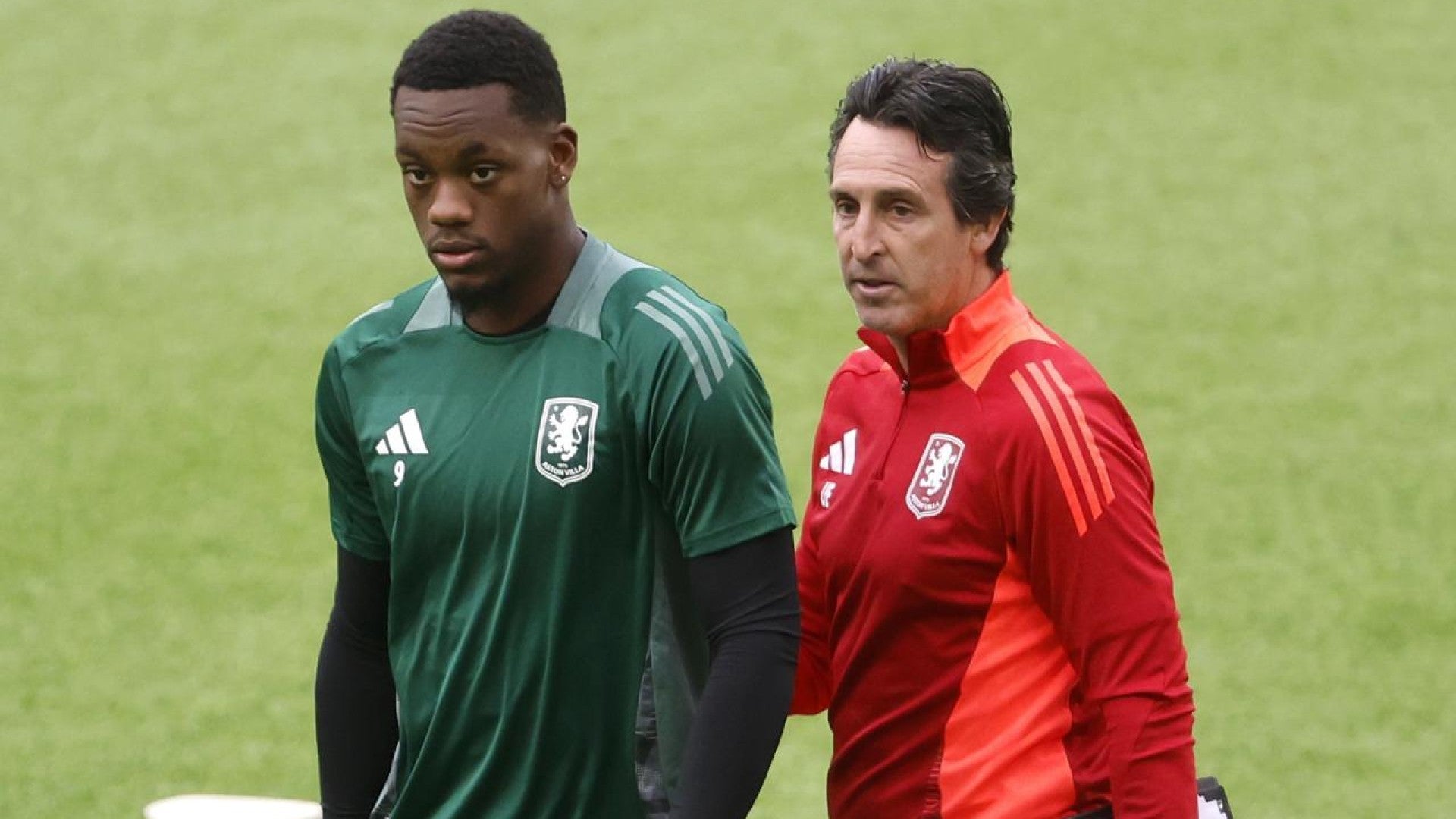 Jhon Durán y el técnico Unay Emery en el Aston Villa / FOTO: EFE