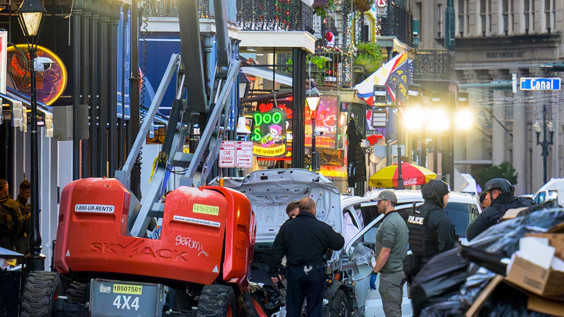 La Policía rodea una camioneta Ford F-150 blanca que atropelló a una multitud en Nueva Orleans (EE.UU.) - Foto: AFP