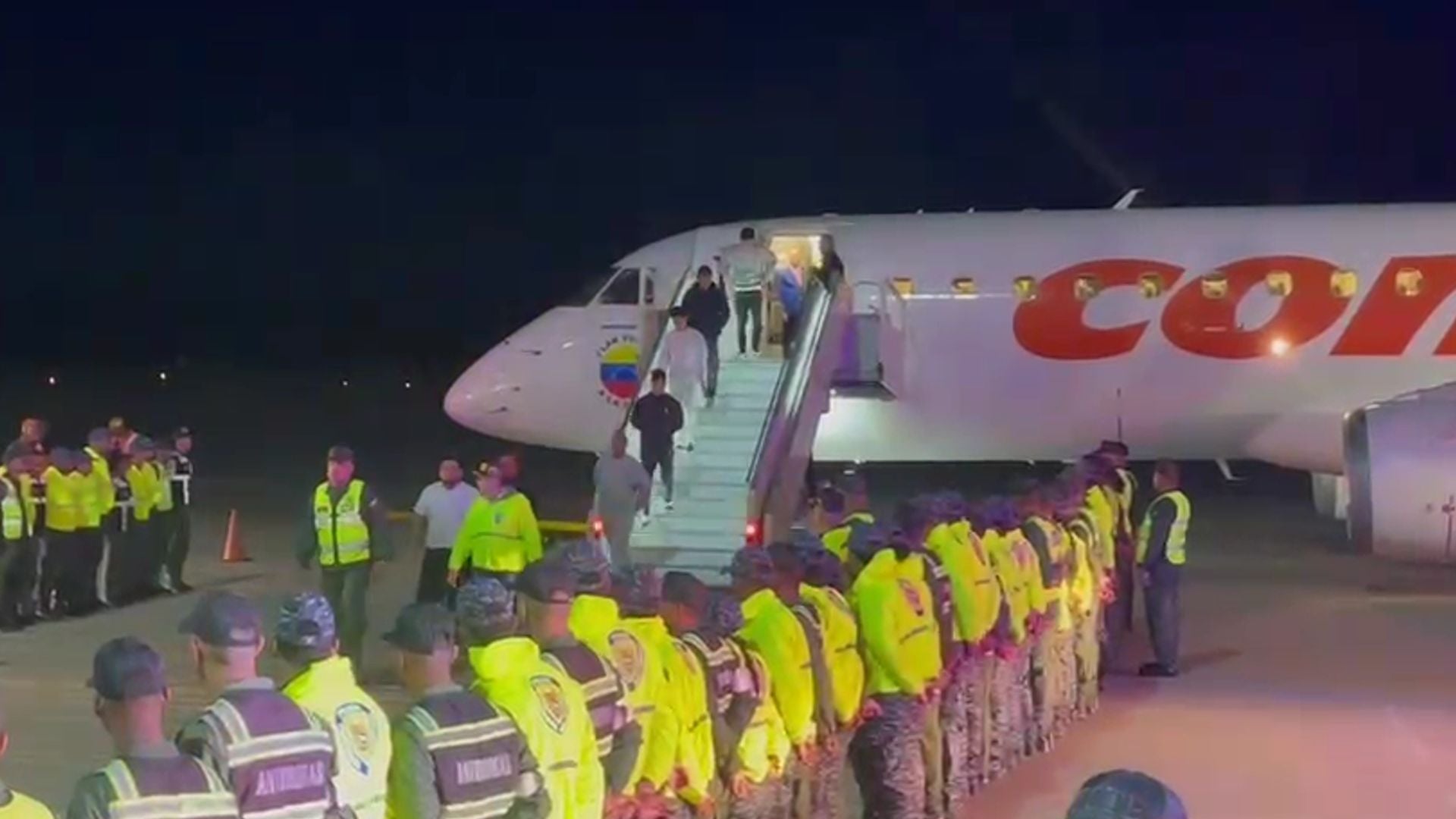 Dos vuelos con deportados venezolanos llegan a Caracas Dos vuelos con deportados venezolanos llegan a Caracas