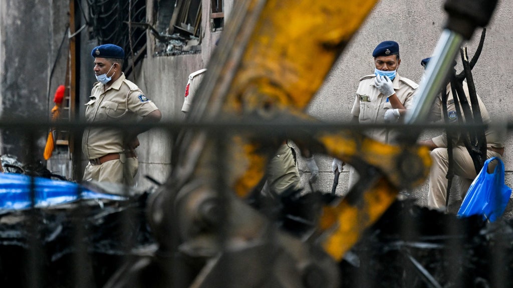 Policía inspecciona el lugar del accidente del vuelo 171 de Air India en una zona residencial cerca del aeropuerto de Ahmedabad - AFP