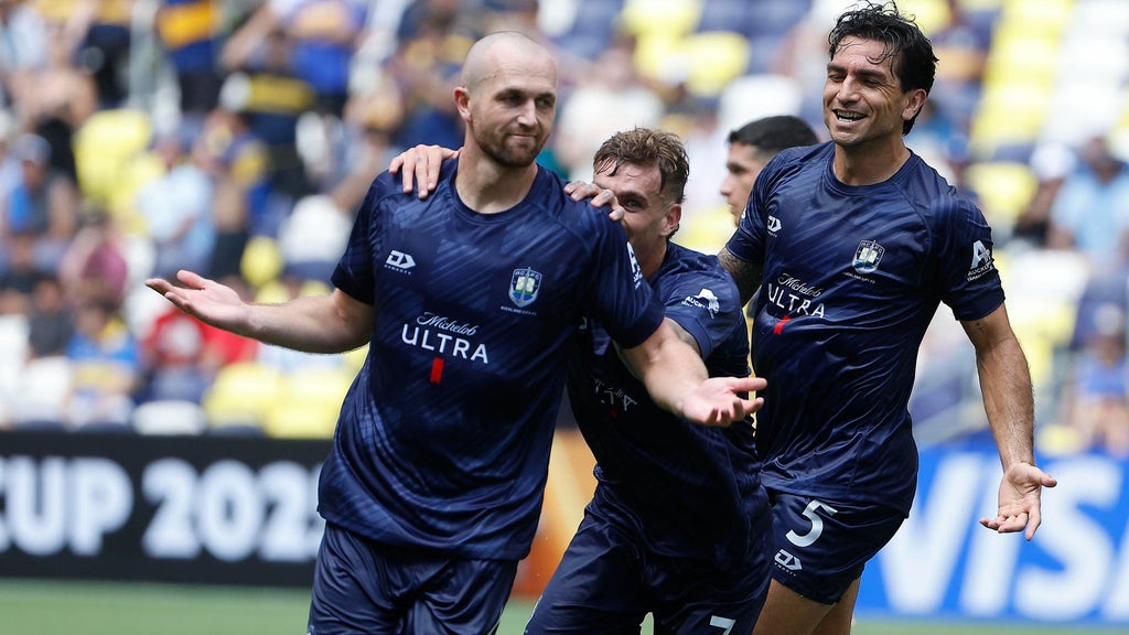 Christian Gray junto a sus compañeros de Auckland celebra su gol ante Boca. (EFE)
