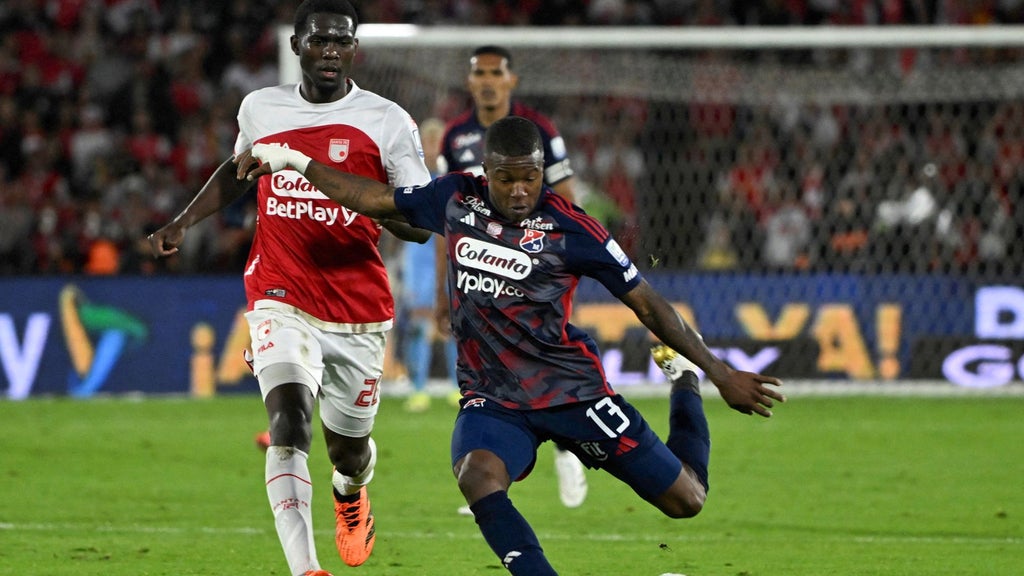 Yilmar Velásquez (Santa Fe) y Francisco Chaverra (DIM), partido de ida final liga 2025-I - Foto: AFP