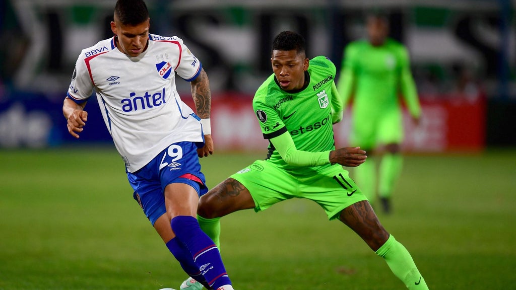 Julián Millán (Club Nacional), frente a Billy Arce (Atlético Nacional) - Foto: AFP