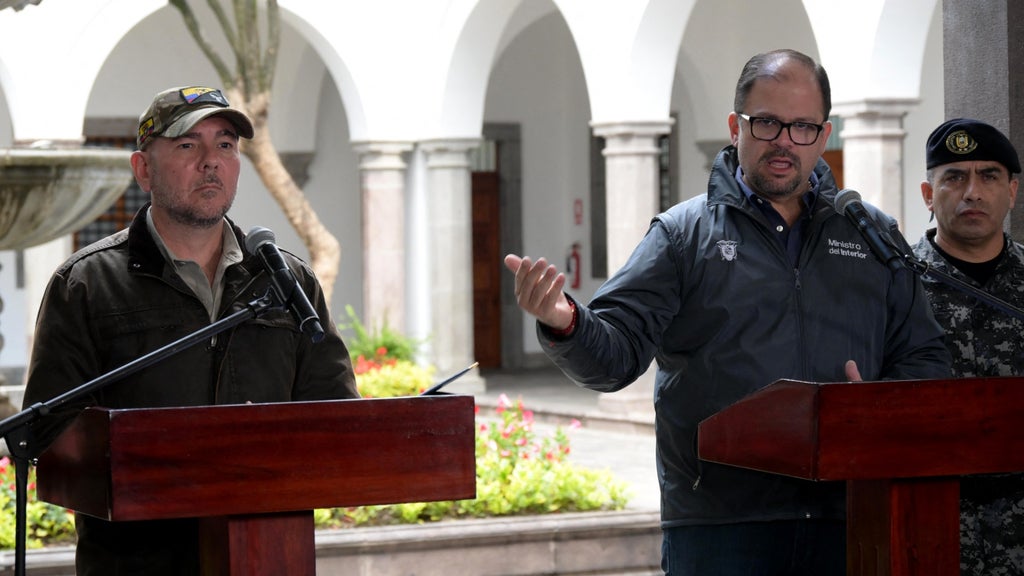 El Ministro de Defensa de Ecuador, Gian Carlo Loffredo y el Ministro del Interior de Ecuador, John Reimberg - Foto: AFP