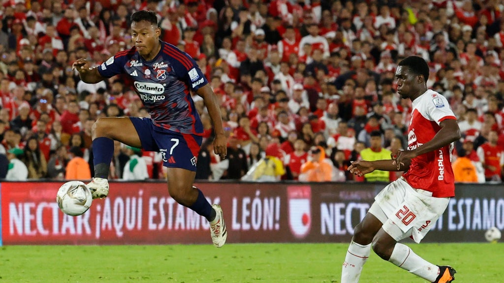 Léder Berrío (DIM) y Yílmar Velásquez (Santa Fe) jugadores del fútbol colombiano - Foto: EFE