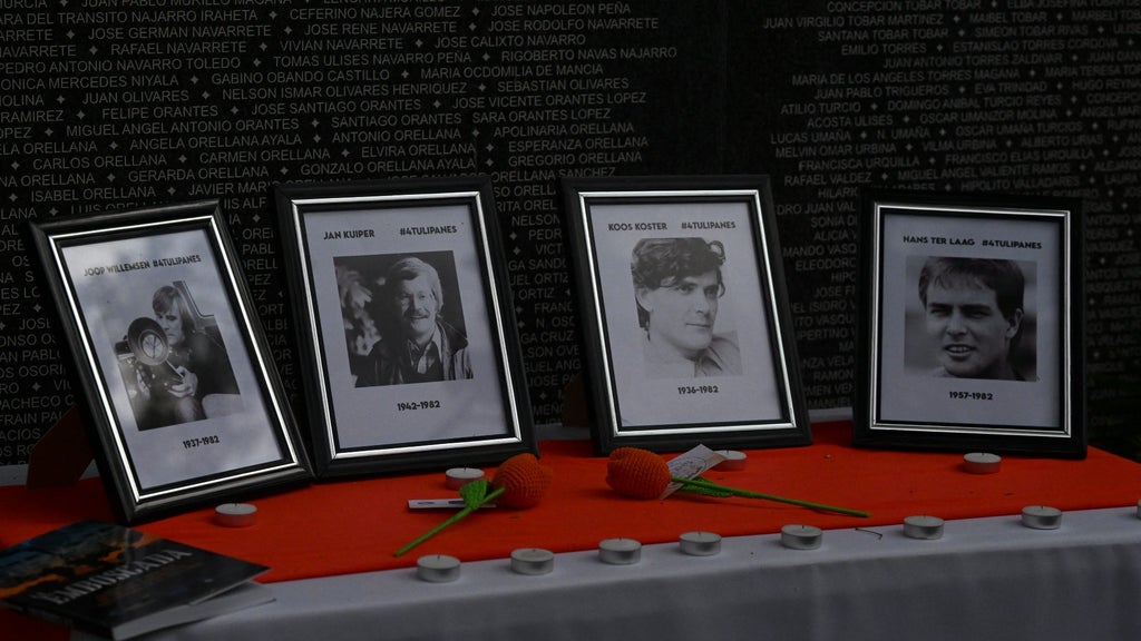 Retratos de periodistas holandeses asesinados por el ejército salvadoreño en 1982. (AFP)
