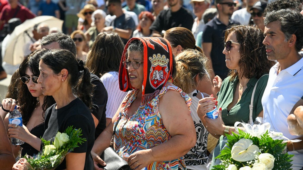 Decenas de personas se congregaron en las calles de Portugal para rendirle homenaje a Diogo Jota - Foto AFP
