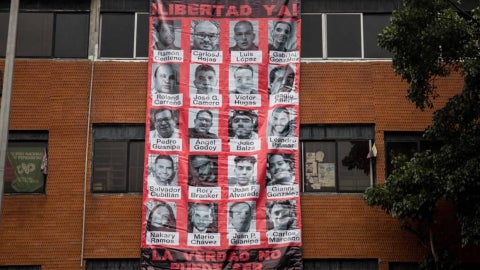 Valla con los nombres de los periodistas detenidos en Venezuela - SNTP