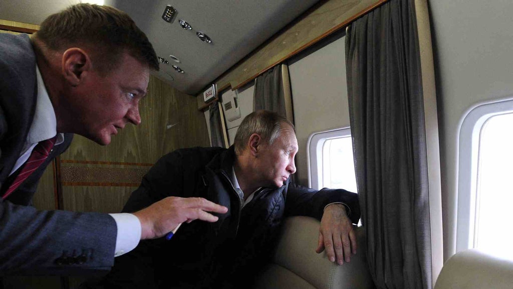 Vladímir Putin y Roman Starovoit - AFP