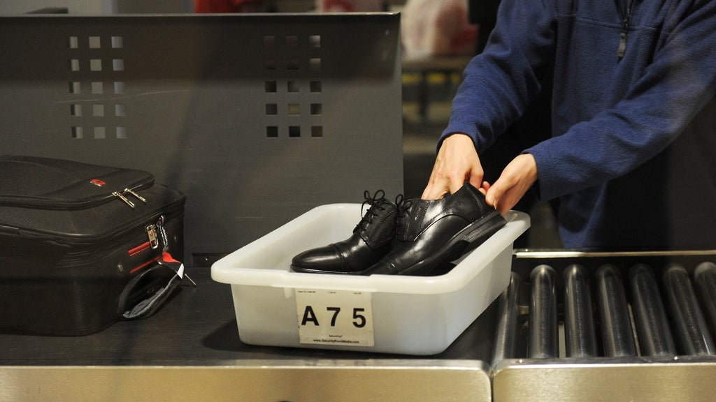 Un pasajero quitándose los zapatos para el control de seguridad en un aeropuerto en Estados Unidos | Foto: AFP