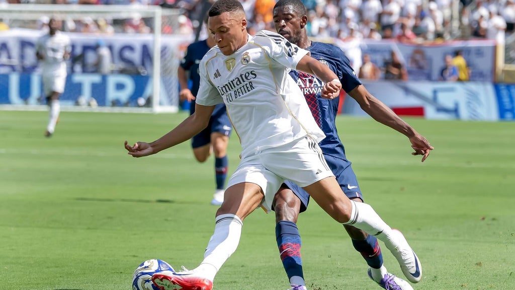 Kylian Mbappé del Real Madrid y Ousmane Dembelé del PSG (EFE)