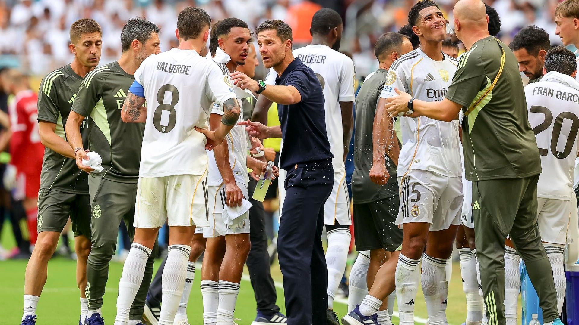 Xabi Alonso, entrenador del Real Madrid, habla con sus jugadores en el Mundial de Clubes - Foto: EFE Xabi Alonso, entrenador del Real Madrid, habla con sus jugadores en el Mundial de Clubes - Foto: EFE