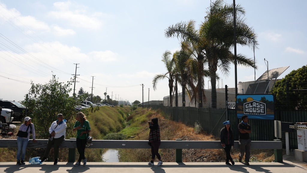 Familiares de inmigrantes detenidos a las afueras de una granja cerca de Los Ángeles - Foto: EFE
