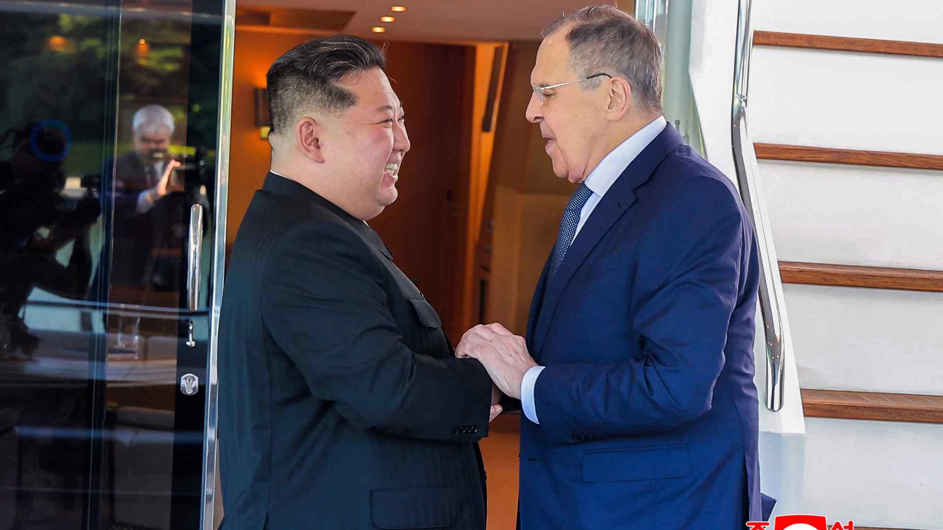 El líder norcoreano Kim Jong-un reunido con el ministro de Asuntos Exteriores ruso, Sergei Lavrov - AFP El líder norcoreano Kim Jong-un reunido con el ministro de Asuntos Exteriores ruso, Sergei Lavrov - AFP