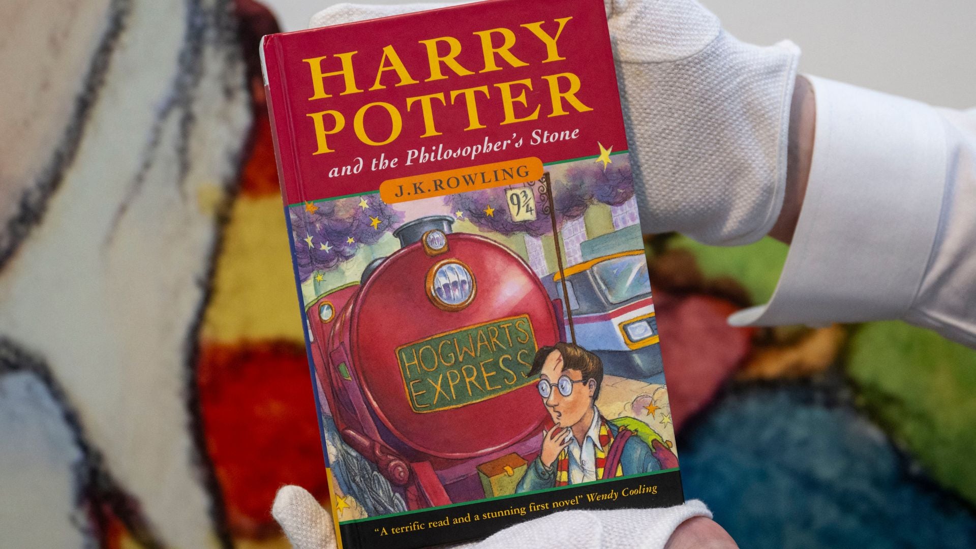 Ejemplar de la primera edición de tapa dura del libro de 'Harry Potter'-Foto: AFP Ejemplar de la primera edición de tapa dura del libro de 'Harry Potter'-Foto: AFP