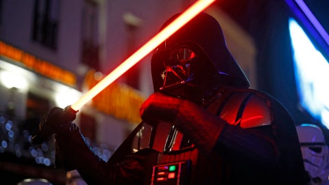 Foto referencia del sable de luz Darth Vader | AFP