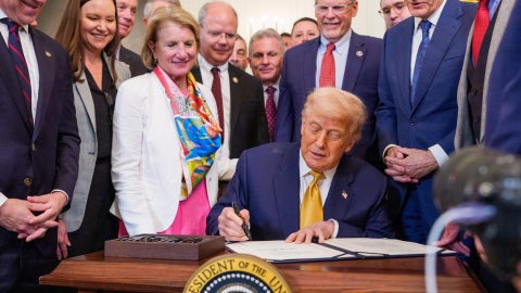 Donald Trump firmando Ley HALT Fentanyl - Foto EFE