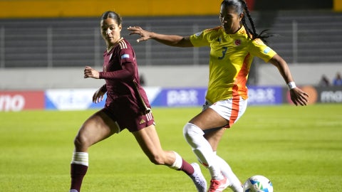 La futbolista venezolana Deyna Castellanos disputando el balón con la colombiana Daniela Arias | Foto: EFE