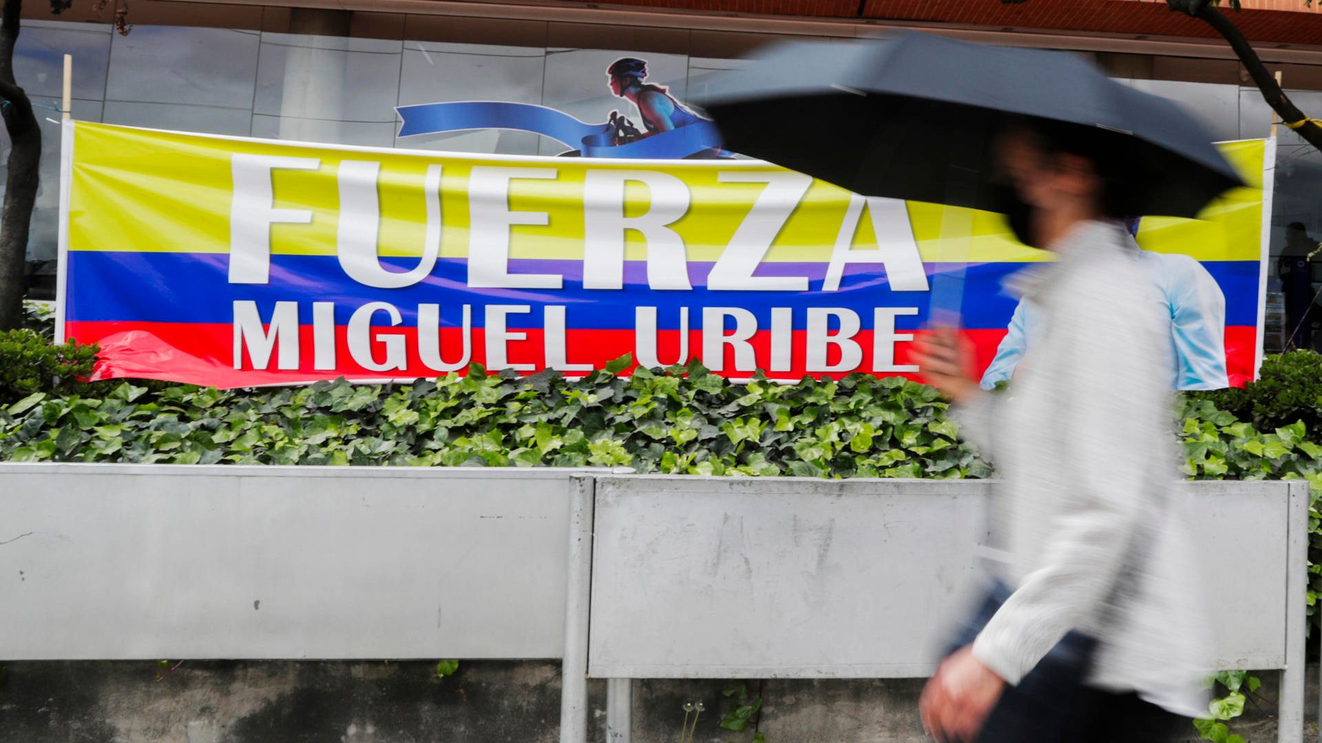 Cartel por la salud de Miguel Uribe Turbay - Foto EFE Cartel por la salud de Miguel Uribe Turbay - Foto EFE