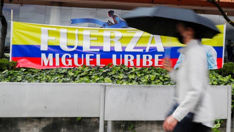 Cartel por la salud de Miguel Uribe Turbay - Foto EFE