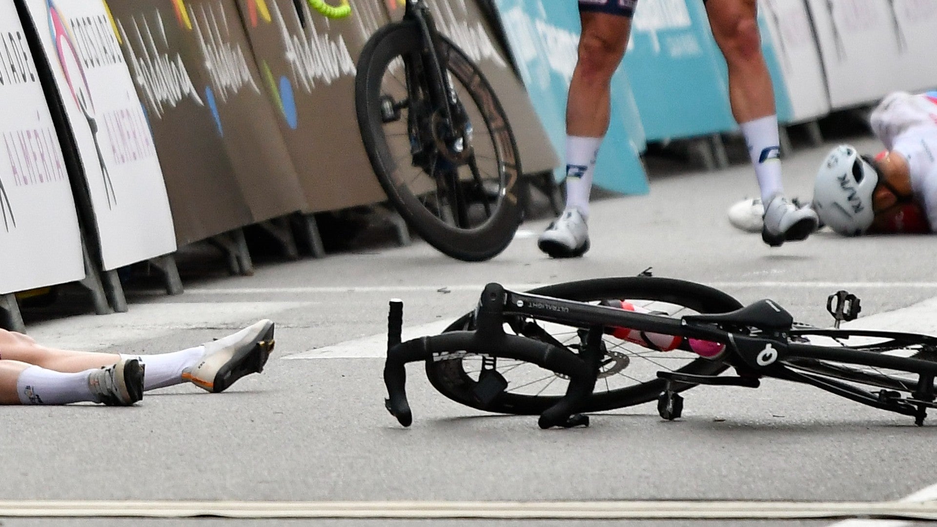 CaidaciclismoEFE Caída en el ciclismo / FOTO: EFE