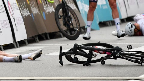 Caída en el ciclismo / FOTO: EFE