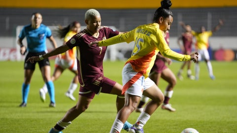 La venezolana Daniuska Rodríguez disputa un balón con la colombiana Wendy Katerine Bonilla. (EFE)