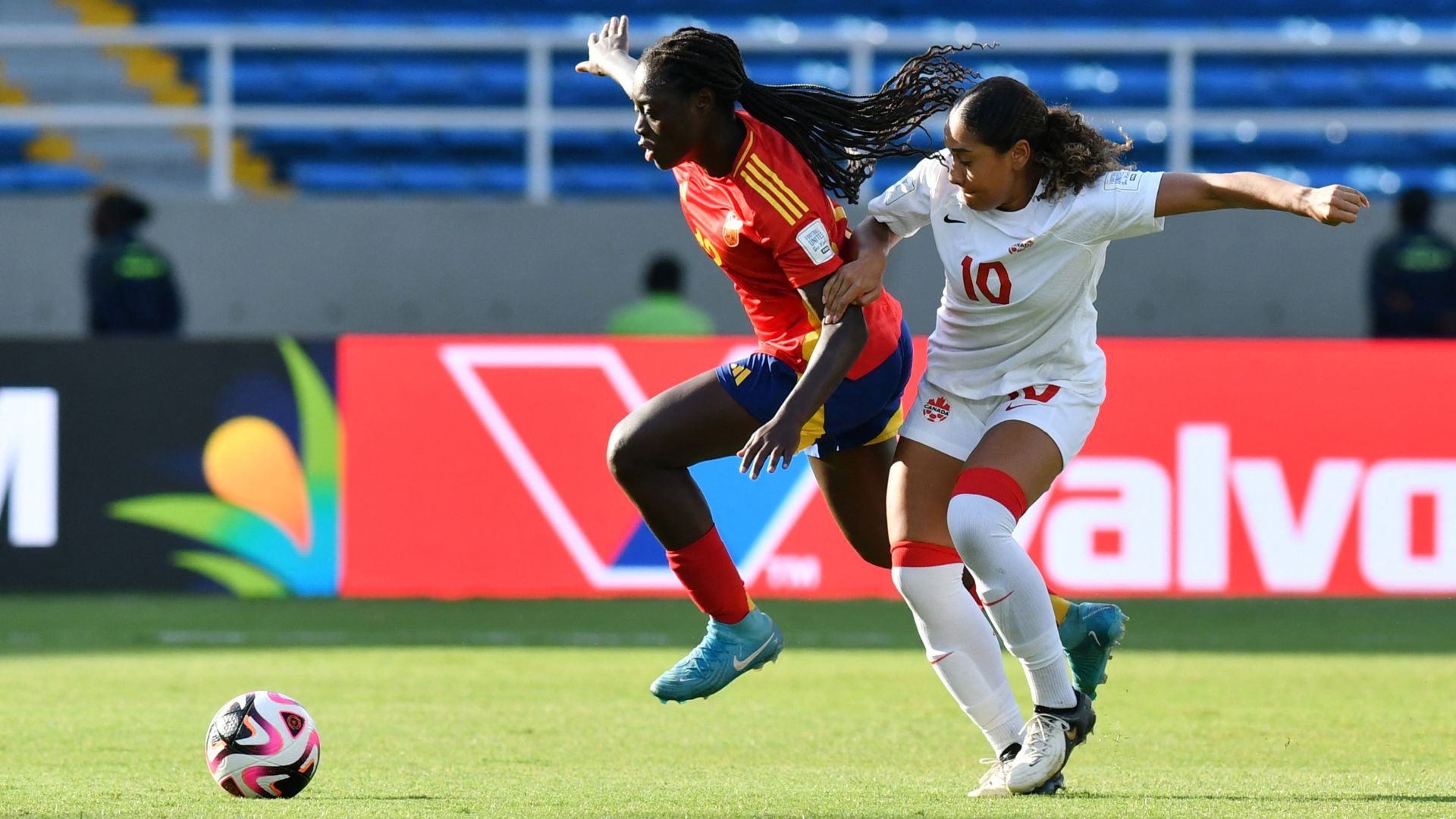 Futbolistas en un partido entre España y Canadá (AFP) Futbolistas en un partido entre España y Canadá (AFP)