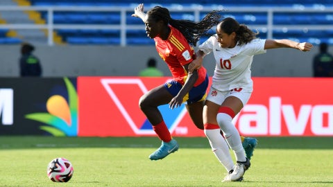 Futbolistas en un partido entre España y Canadá (AFP)