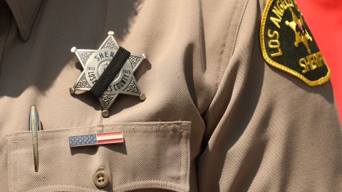 Placa policial de oficial del Departamento del Sheriff del Condado de L.A. - Foto AFP