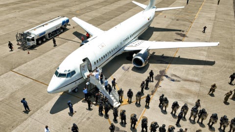 Venezolanos abordan avión en El Salvador con destino a Venezuela.