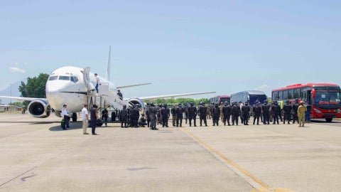Migrantes venezolanos deportados desde EE. UU. a El Salvador - Foto: AFP