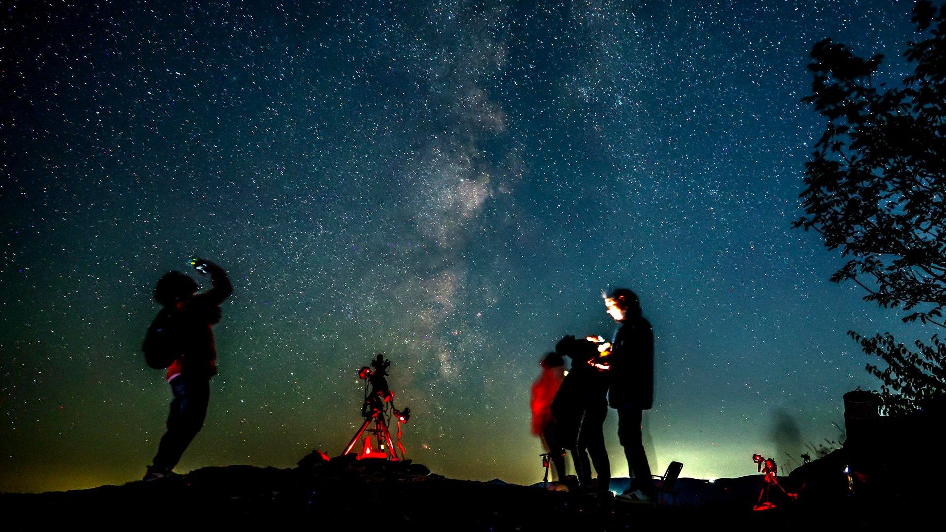 Personas observan Perseidas en Macedonia del Norte - Foto: EFE Personas observan Perseidas en Macedonia del Norte - Foto: EFE