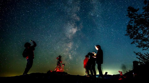 Personas observan Perseidas en Macedonia del Norte - Foto: EFE