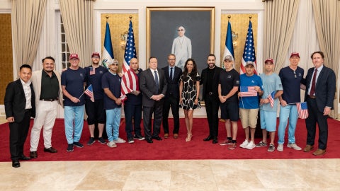 Presos políticos liberados por el régimen venezolano se reúnen con el presidente Nayib Bukele en El Salvador - Foto: AFP/Presidencia de El Salvador