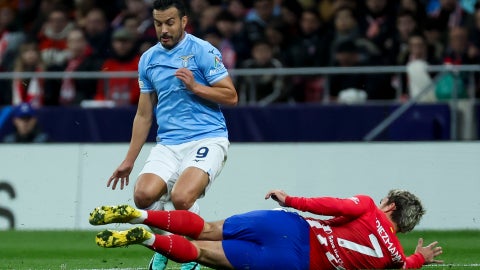 Futbolistas Pedro Rodríguez y Antoine Griezmann - Foto: EFE