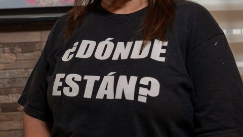 Un mujer portando una camisa de la organización Madres Buscadoras de México - Foto de referencia: EFE